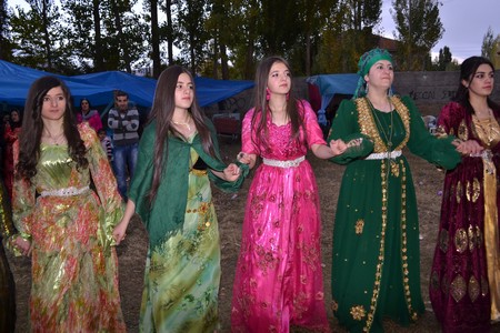 Hakkari'nin Yüksekova ilçesinde 22-23-10.2011 Ekim Dünya evine giren bazı çiftlerimizi sizler için sayfamıza taşıdık. Yüksekova Güncel ailesi olarak tüm çiftlerimize mutluluklar dileriz.