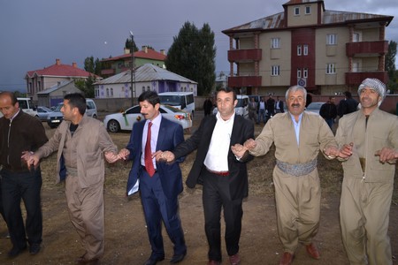 Hakkari'nin Yüksekova ilçesinde 22-23-10.2011 Ekim Dünya evine giren bazı çiftlerimizi sizler için sayfamıza taşıdık. Yüksekova Güncel ailesi olarak tüm çiftlerimize mutluluklar dileriz.