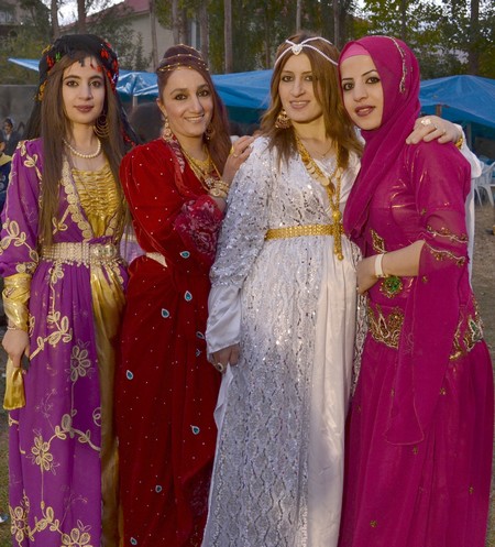 Hakkari'nin Yüksekova ilçesinde 22-23-10.2011 Ekim Dünya evine giren bazı çiftlerimizi sizler için sayfamıza taşıdık. Yüksekova Güncel ailesi olarak tüm çiftlerimize mutluluklar dileriz.