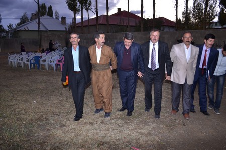 Hakkari'nin Yüksekova ilçesinde 22-23-10.2011 Ekim Dünya evine giren bazı çiftlerimizi sizler için sayfamıza taşıdık. Yüksekova Güncel ailesi olarak tüm çiftlerimize mutluluklar dileriz.
