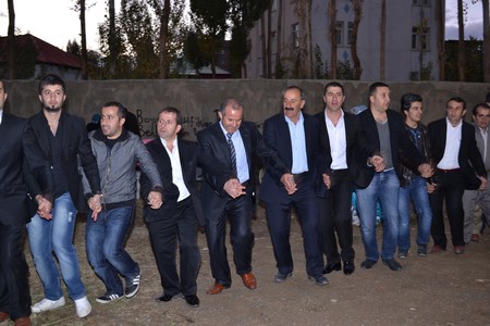 Hakkari'nin Yüksekova ilçesinde 22-23-10.2011 Ekim Dünya evine giren bazı çiftlerimizi sizler için sayfamıza taşıdık. Yüksekova Güncel ailesi olarak tüm çiftlerimize mutluluklar dileriz.