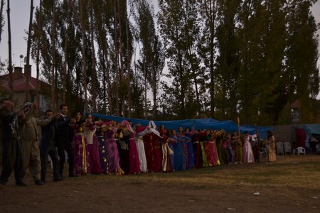 Hakkari'nin Yüksekova ilçesinde 22-23-10.2011 Ekim Dünya evine giren bazı çiftlerimizi sizler için sayfamıza taşıdık. Yüksekova Güncel ailesi olarak tüm çiftlerimize mutluluklar dileriz.