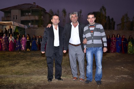 Hakkari'nin Yüksekova ilçesinde 22-23-10.2011 Ekim Dünya evine giren bazı çiftlerimizi sizler için sayfamıza taşıdık. Yüksekova Güncel ailesi olarak tüm çiftlerimize mutluluklar dileriz.