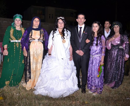 Hakkari'nin Yüksekova ilçesinde 22-23-10.2011 Ekim Dünya evine giren bazı çiftlerimizi sizler için sayfamıza taşıdık. Yüksekova Güncel ailesi olarak tüm çiftlerimize mutluluklar dileriz.