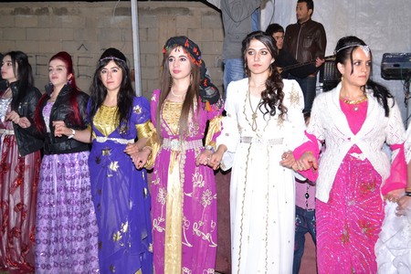 Hakkari'nin Yüksekova ilçesinde 22-23-10.2011 Ekim Dünya evine giren bazı çiftlerimizi sizler için sayfamıza taşıdık. Yüksekova Güncel ailesi olarak tüm çiftlerimize mutluluklar dileriz.