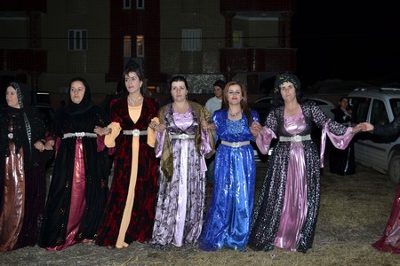 Hakkari'nin Yüksekova ilçesinde 22-23-10.2011 Ekim Dünya evine giren bazı çiftlerimizi sizler için sayfamıza taşıdık. Yüksekova Güncel ailesi olarak tüm çiftlerimize mutluluklar dileriz.