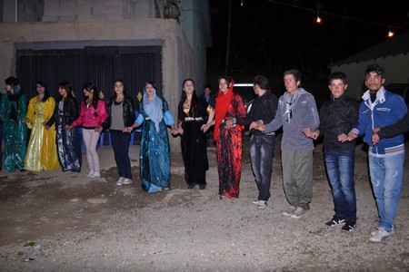 Hakkari'nin Yüksekova ilçesinde 22-23-10.2011 Ekim Dünya evine giren bazı çiftlerimizi sizler için sayfamıza taşıdık. Yüksekova Güncel ailesi olarak tüm çiftlerimize mutluluklar dileriz.