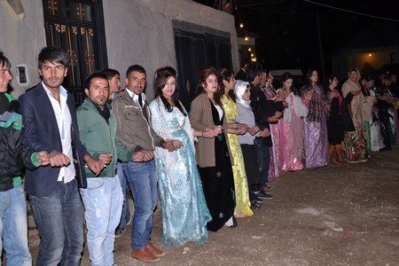 Hakkari'nin Yüksekova ilçesinde 22-23-10.2011 Ekim Dünya evine giren bazı çiftlerimizi sizler için sayfamıza taşıdık. Yüksekova Güncel ailesi olarak tüm çiftlerimize mutluluklar dileriz.