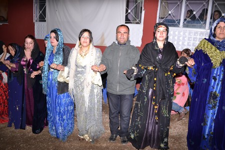 Hakkari'nin Yüksekova ilçesinde 22-23-10.2011 Ekim Dünya evine giren bazı çiftlerimizi sizler için sayfamıza taşıdık. Yüksekova Güncel ailesi olarak tüm çiftlerimize mutluluklar dileriz.