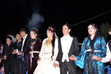 Hakkari'nin Yüksekova ilçesinde 22-23-10.2011 Ekim Dünya evine giren bazı çiftlerimizi sizler için sayfamıza taşıdık. Yüksekova Güncel ailesi olarak tüm çiftlerimize mutluluklar dileriz.