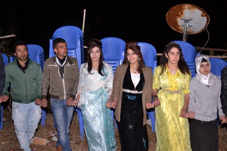 Hakkari'nin Yüksekova ilçesinde 22-23-10.2011 Ekim Dünya evine giren bazı çiftlerimizi sizler için sayfamıza taşıdık. Yüksekova Güncel ailesi olarak tüm çiftlerimize mutluluklar dileriz.