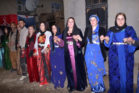 Hakkari'nin Yüksekova ilçesinde 22-23-10.2011 Ekim Dünya evine giren bazı çiftlerimizi sizler için sayfamıza taşıdık. Yüksekova Güncel ailesi olarak tüm çiftlerimize mutluluklar dileriz.