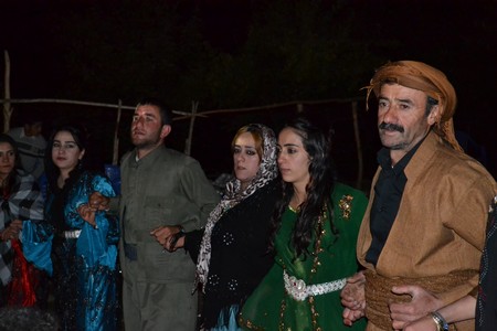 Hakkari'nin Yüksekova ilçesinde 22-23-10.2011 Ekim Dünya evine giren bazı çiftlerimizi sizler için sayfamıza taşıdık. Yüksekova Güncel ailesi olarak tüm çiftlerimize mutluluklar dileriz.