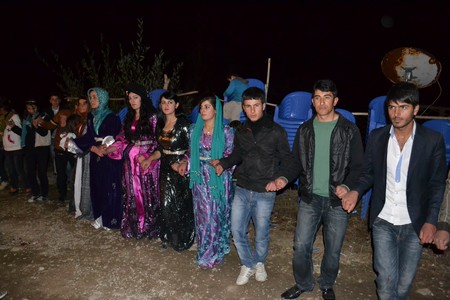 Hakkari'nin Yüksekova ilçesinde 22-23-10.2011 Ekim Dünya evine giren bazı çiftlerimizi sizler için sayfamıza taşıdık. Yüksekova Güncel ailesi olarak tüm çiftlerimize mutluluklar dileriz.