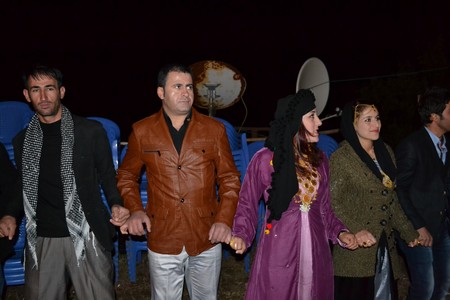 Hakkari'nin Yüksekova ilçesinde 22-23-10.2011 Ekim Dünya evine giren bazı çiftlerimizi sizler için sayfamıza taşıdık. Yüksekova Güncel ailesi olarak tüm çiftlerimize mutluluklar dileriz.