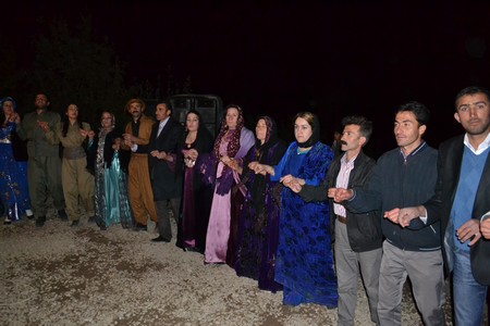 Hakkari'nin Yüksekova ilçesinde 22-23-10.2011 Ekim Dünya evine giren bazı çiftlerimizi sizler için sayfamıza taşıdık. Yüksekova Güncel ailesi olarak tüm çiftlerimize mutluluklar dileriz.