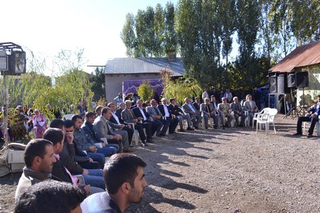 Hakkari'nin Yüksekova ilçesinde 22-23-10.2011 Ekim Dünya evine giren bazı çiftlerimizi sizler için sayfamıza taşıdık. Yüksekova Güncel ailesi olarak tüm çiftlerimize mutluluklar dileriz.