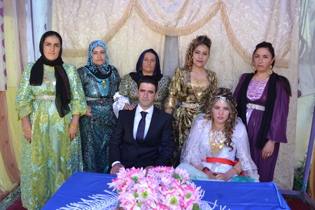 Hakkari'nin Yüksekova ilçesinde 22-23-10.2011 Ekim Dünya evine giren bazı çiftlerimizi sizler için sayfamıza taşıdık. Yüksekova Güncel ailesi olarak tüm çiftlerimize mutluluklar dileriz.