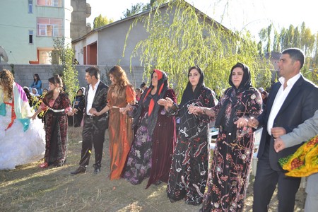 Hakkari'nin Yüksekova ilçesinde 22-23-10.2011 Ekim Dünya evine giren bazı çiftlerimizi sizler için sayfamıza taşıdık. Yüksekova Güncel ailesi olarak tüm çiftlerimize mutluluklar dileriz.