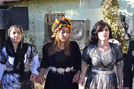 Hakkari'nin Yüksekova ilçesinde 22-23-10.2011 Ekim Dünya evine giren bazı çiftlerimizi sizler için sayfamıza taşıdık. Yüksekova Güncel ailesi olarak tüm çiftlerimize mutluluklar dileriz.