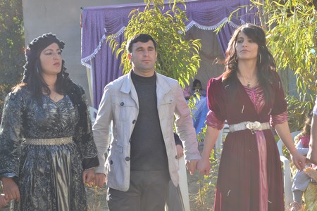 Hakkari'nin Yüksekova ilçesinde 22-23-10.2011 Ekim Dünya evine giren bazı çiftlerimizi sizler için sayfamıza taşıdık. Yüksekova Güncel ailesi olarak tüm çiftlerimize mutluluklar dileriz.