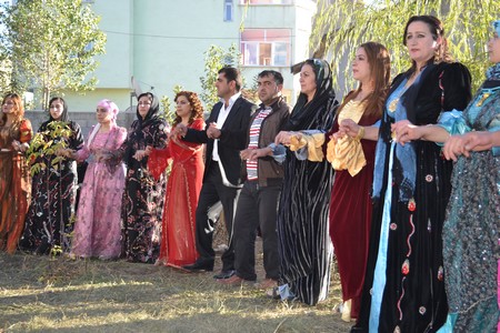 Hakkari'nin Yüksekova ilçesinde 22-23-10.2011 Ekim Dünya evine giren bazı çiftlerimizi sizler için sayfamıza taşıdık. Yüksekova Güncel ailesi olarak tüm çiftlerimize mutluluklar dileriz.