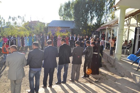 Hakkari'nin Yüksekova ilçesinde 22-23-10.2011 Ekim Dünya evine giren bazı çiftlerimizi sizler için sayfamıza taşıdık. Yüksekova Güncel ailesi olarak tüm çiftlerimize mutluluklar dileriz.