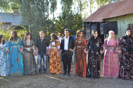 Hakkari'nin Yüksekova ilçesinde 22-23-10.2011 Ekim Dünya evine giren bazı çiftlerimizi sizler için sayfamıza taşıdık. Yüksekova Güncel ailesi olarak tüm çiftlerimize mutluluklar dileriz.