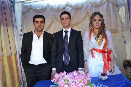 Hakkari'nin Yüksekova ilçesinde 22-23-10.2011 Ekim Dünya evine giren bazı çiftlerimizi sizler için sayfamıza taşıdık. Yüksekova Güncel ailesi olarak tüm çiftlerimize mutluluklar dileriz.