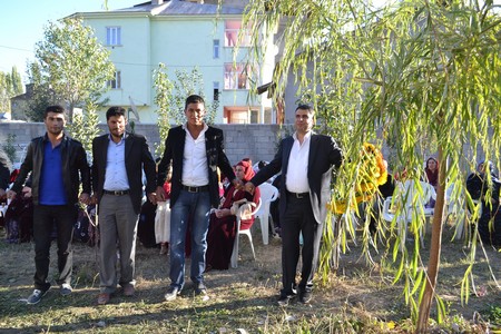 Hakkari'nin Yüksekova ilçesinde 22-23-10.2011 Ekim Dünya evine giren bazı çiftlerimizi sizler için sayfamıza taşıdık. Yüksekova Güncel ailesi olarak tüm çiftlerimize mutluluklar dileriz.
