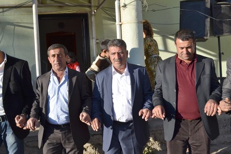 Hakkari'nin Yüksekova ilçesinde 22-23-10.2011 Ekim Dünya evine giren bazı çiftlerimizi sizler için sayfamıza taşıdık. Yüksekova Güncel ailesi olarak tüm çiftlerimize mutluluklar dileriz.