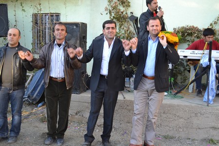 Hakkari'nin Yüksekova ilçesinde 22-23-10.2011 Ekim Dünya evine giren bazı çiftlerimizi sizler için sayfamıza taşıdık. Yüksekova Güncel ailesi olarak tüm çiftlerimize mutluluklar dileriz.