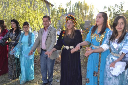 Hakkari'nin Yüksekova ilçesinde 22-23-10.2011 Ekim Dünya evine giren bazı çiftlerimizi sizler için sayfamıza taşıdık. Yüksekova Güncel ailesi olarak tüm çiftlerimize mutluluklar dileriz.