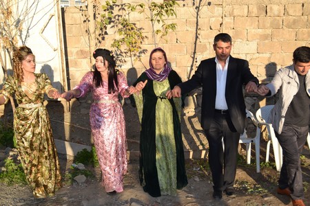 Hakkari'nin Yüksekova ilçesinde 22-23-10.2011 Ekim Dünya evine giren bazı çiftlerimizi sizler için sayfamıza taşıdık. Yüksekova Güncel ailesi olarak tüm çiftlerimize mutluluklar dileriz.