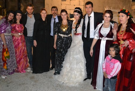 Hakkari'nin Yüksekova ilçesinde 22-23-10.2011 Ekim Dünya evine giren bazı çiftlerimizi sizler için sayfamıza taşıdık. Yüksekova Güncel ailesi olarak tüm çiftlerimize mutluluklar dileriz.