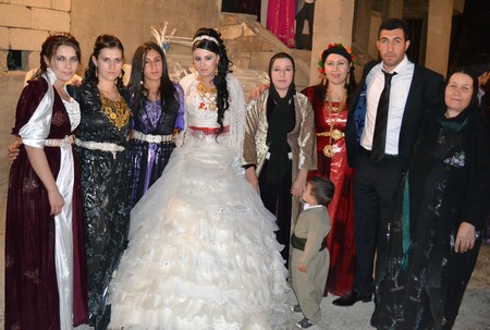 Hakkari'nin Yüksekova ilçesinde 22-23-10.2011 Ekim Dünya evine giren bazı çiftlerimizi sizler için sayfamıza taşıdık. Yüksekova Güncel ailesi olarak tüm çiftlerimize mutluluklar dileriz.