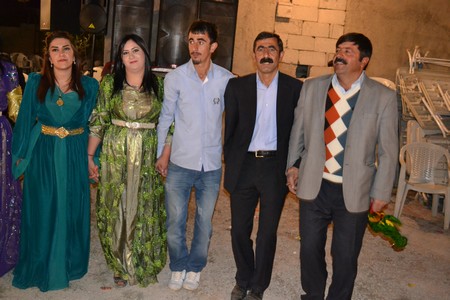 Hakkari'nin Yüksekova ilçesinde 22-23-10.2011 Ekim Dünya evine giren bazı çiftlerimizi sizler için sayfamıza taşıdık. Yüksekova Güncel ailesi olarak tüm çiftlerimize mutluluklar dileriz.