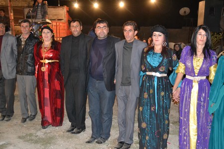 Hakkari'nin Yüksekova ilçesinde 22-23-10.2011 Ekim Dünya evine giren bazı çiftlerimizi sizler için sayfamıza taşıdık. Yüksekova Güncel ailesi olarak tüm çiftlerimize mutluluklar dileriz.