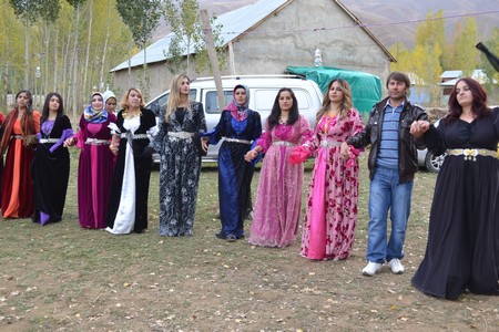 Hakkari'nin Yüksekova ilçesinde 22-23-10.2011 Ekim Dünya evine giren bazı çiftlerimizi sizler için sayfamıza taşıdık. Yüksekova Güncel ailesi olarak tüm çiftlerimize mutluluklar dileriz.