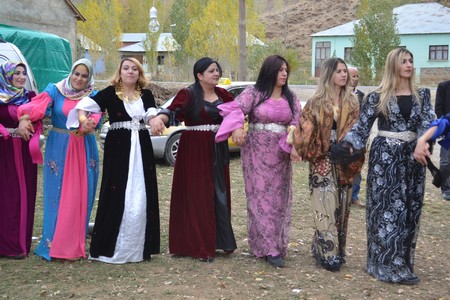Hakkari'nin Yüksekova ilçesinde 22-23-10.2011 Ekim Dünya evine giren bazı çiftlerimizi sizler için sayfamıza taşıdık. Yüksekova Güncel ailesi olarak tüm çiftlerimize mutluluklar dileriz.