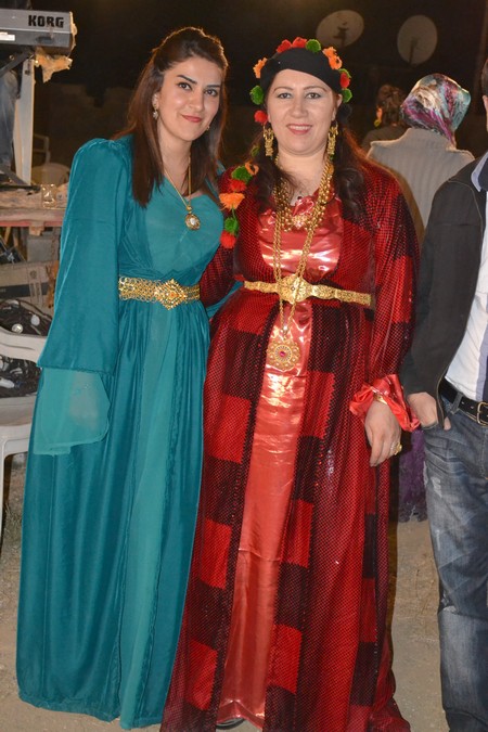 Hakkari'nin Yüksekova ilçesinde 22-23-10.2011 Ekim Dünya evine giren bazı çiftlerimizi sizler için sayfamıza taşıdık. Yüksekova Güncel ailesi olarak tüm çiftlerimize mutluluklar dileriz.