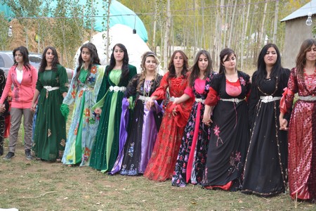 Hakkari'nin Yüksekova ilçesinde 22-23-10.2011 Ekim Dünya evine giren bazı çiftlerimizi sizler için sayfamıza taşıdık. Yüksekova Güncel ailesi olarak tüm çiftlerimize mutluluklar dileriz.