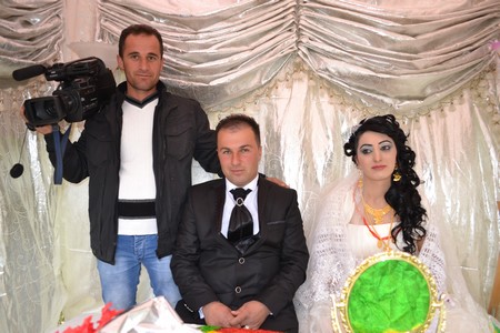 Hakkari'nin Yüksekova ilçesinde 22-23-10.2011 Ekim Dünya evine giren bazı çiftlerimizi sizler için sayfamıza taşıdık. Yüksekova Güncel ailesi olarak tüm çiftlerimize mutluluklar dileriz.