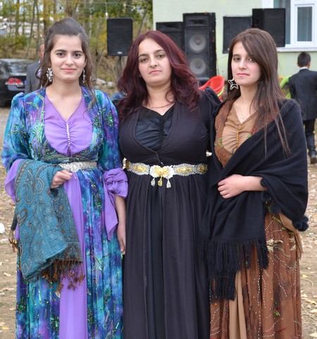 Hakkari'nin Yüksekova ilçesinde 22-23-10.2011 Ekim Dünya evine giren bazı çiftlerimizi sizler için sayfamıza taşıdık. Yüksekova Güncel ailesi olarak tüm çiftlerimize mutluluklar dileriz.