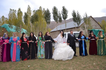 Hakkari'nin Yüksekova ilçesinde 22-23-10.2011 Ekim Dünya evine giren bazı çiftlerimizi sizler için sayfamıza taşıdık. Yüksekova Güncel ailesi olarak tüm çiftlerimize mutluluklar dileriz.