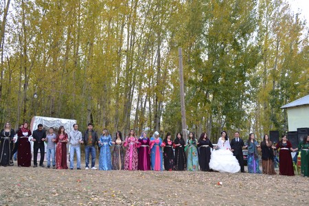 Hakkari'nin Yüksekova ilçesinde 22-23-10.2011 Ekim Dünya evine giren bazı çiftlerimizi sizler için sayfamıza taşıdık. Yüksekova Güncel ailesi olarak tüm çiftlerimize mutluluklar dileriz.
