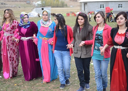 Hakkari'nin Yüksekova ilçesinde 22-23-10.2011 Ekim Dünya evine giren bazı çiftlerimizi sizler için sayfamıza taşıdık. Yüksekova Güncel ailesi olarak tüm çiftlerimize mutluluklar dileriz.