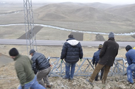 Yüksekovada hafriyat ve deprem nedeniyle ilçeye enerji sağlayan nakil hatlarındaki ana direk düştü.  Yüksekova, Şemdinli ve Esendere ile bağlı köylerin bir kısmına enerji verilmiyor.