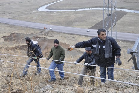 Yüksekovada hafriyat ve deprem nedeniyle ilçeye enerji sağlayan nakil hatlarındaki ana direk düştü.  Yüksekova, Şemdinli ve Esendere ile bağlı köylerin bir kısmına enerji verilmiyor.