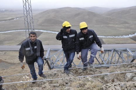 Yüksekovada hafriyat ve deprem nedeniyle ilçeye enerji sağlayan nakil hatlarındaki ana direk düştü.  Yüksekova, Şemdinli ve Esendere ile bağlı köylerin bir kısmına enerji verilmiyor.